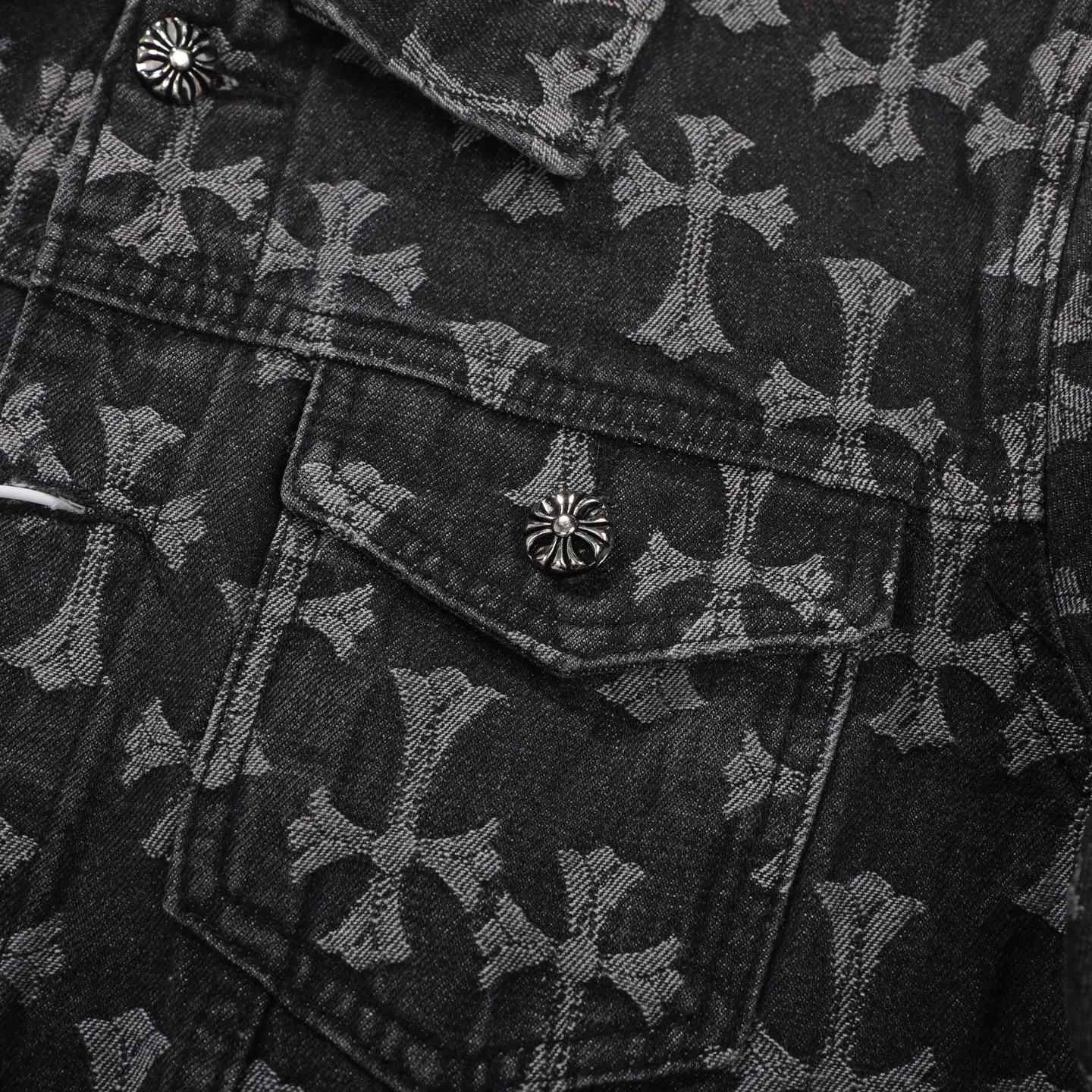 P260 [Black] Chrome Hearts double-sided heavy denim jacket with LOGO jacquard and dark flowers printed all over. The same style as the Internet celebrity star. The cross-printed denim jacket has a unique cross design element and all-over printing, which is full of design. It is made of 100% denim cotton fabric with heavy coarse yarn count, which ensures a stiff and tough silhouette while being soft, comfortable and breathable. The lapel is designed with silver buttons and is full of texture. The classic white cross logo is all over the dress, making it a perfect versatile style for spring and summer! Customized jacquard fabric, you can wear it in various styles. This gender-neutral shirt is a must-have for nightclubs. It can be worn as a jacket for both men and women. It can be easily worn by both men and women! The original loose version is made of high-quality pure cotton fabrics. The fabric pattern is high-definition and delicate without burrs. It is comfortable and breathable to wear. All the buttons are molded and customized. It is casual and fashionable and can be matched with any bottoms. It can be windproof and sunproof in spring and summer. It can be worn outside in autumn and winter! Easily concave shape makes you look slimmer and taller, perfect for both men and women! Style number: Color: Black Size: S M L XL